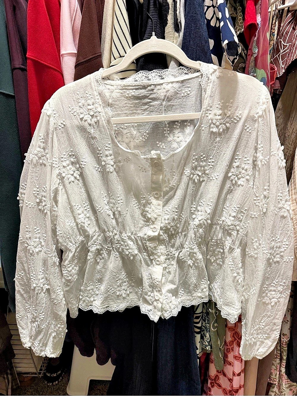Floral Embroidered Blouse in White Size Large Like New. Beautiful detail